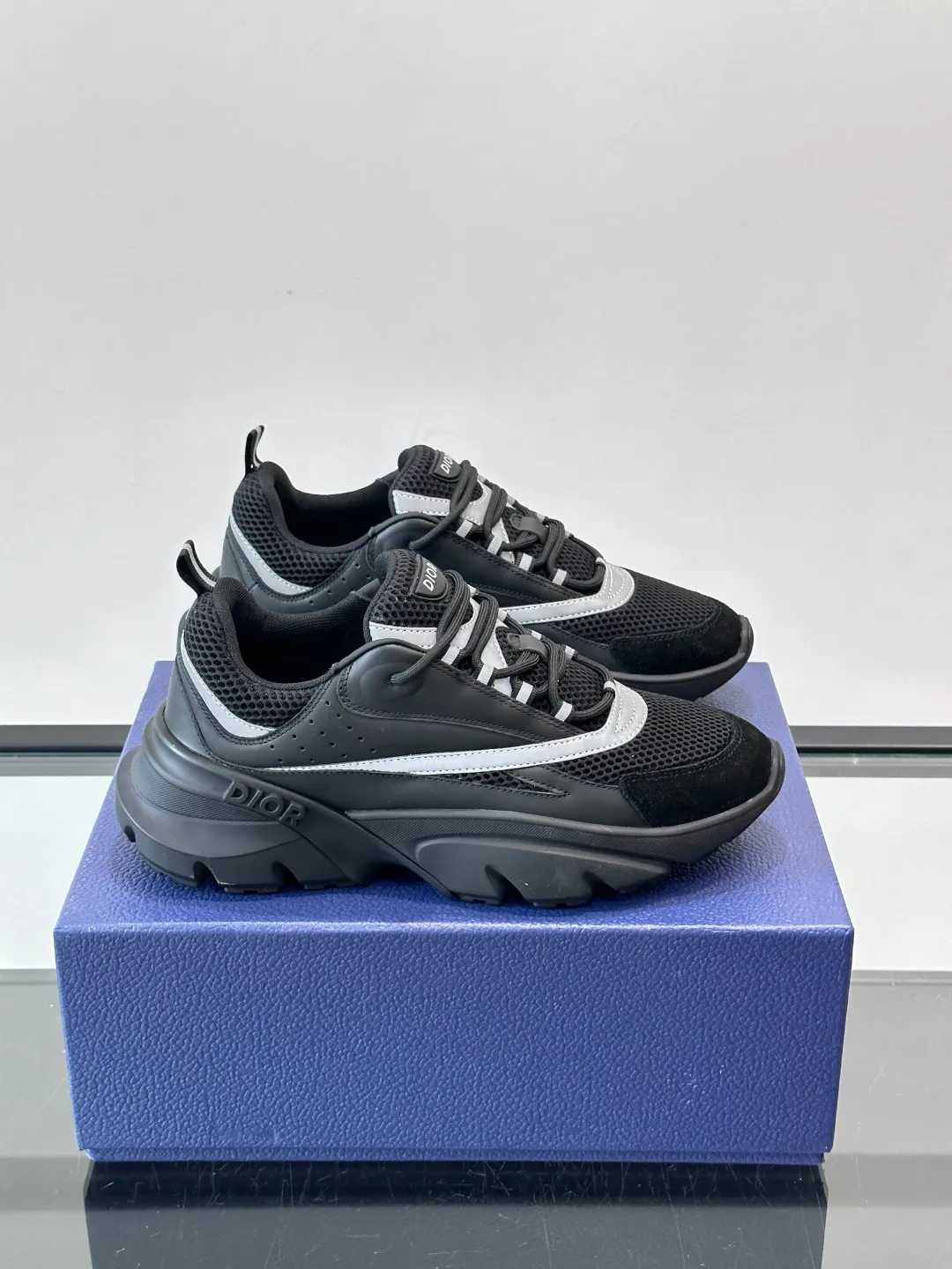 Men's shoes 💰p520 "Dior" B22 retro jogging shoes, inspired by classic jogging shoes, low-top thick sole design, cow leather + mesh fabric splicing, perfect texture and breathable. The black and white engraved rubber sole has great grip and comfort, and is OK for daily wear or sports! There is an embossed "CD" logo on the side of the shoe, which is low-key and recognizable. Rich colors, black and white, gray and blue, etc., versatile and fashionable, loved by European and American hip-hop circles and bloggers, a must-have for trendy wear size: 39-44 (customized at 45.46)